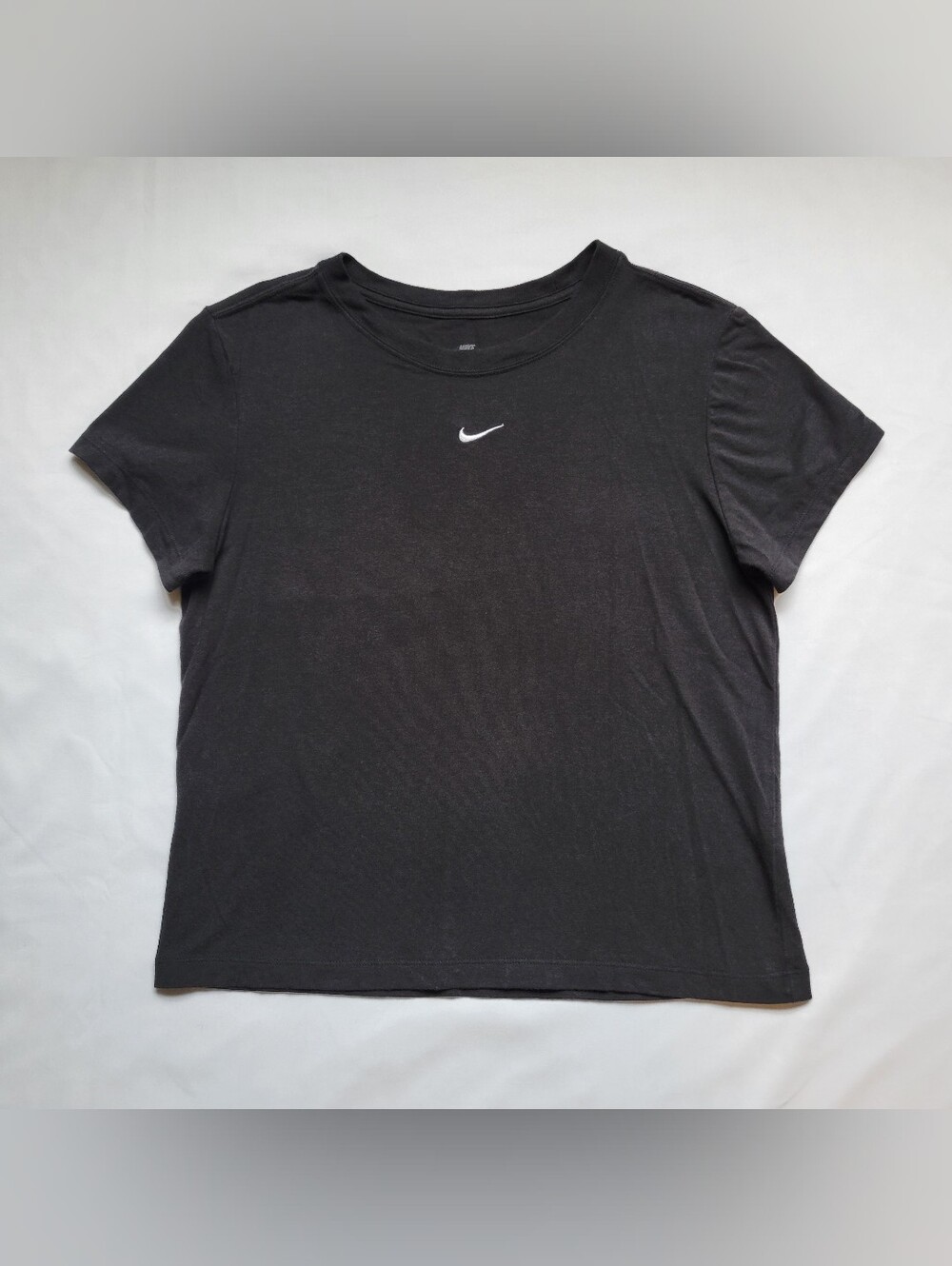 Nike Cropped Athletic Slim Fit Tee Womens Medium With Embroidered Logo Black